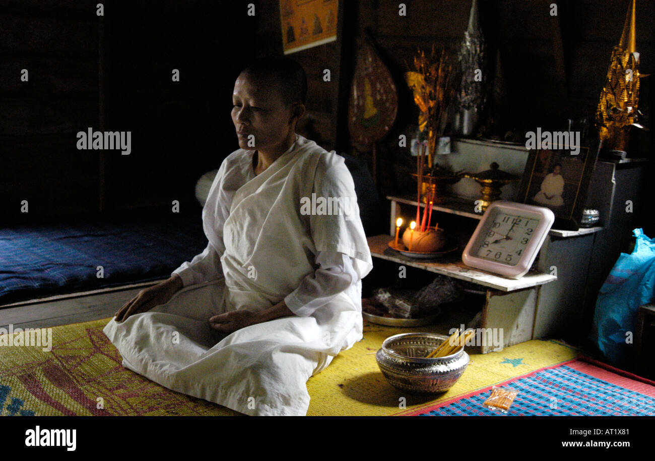 Nonne, die Meditation in ihrem Zimmer (Vientiane, Laos) Stockfoto