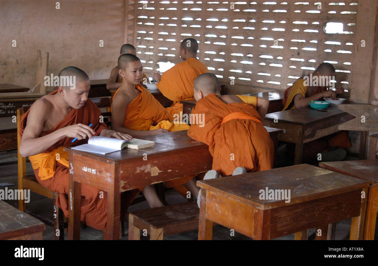 Novizen an der buddhistischen High School in Vientiane, Laos Stockfoto