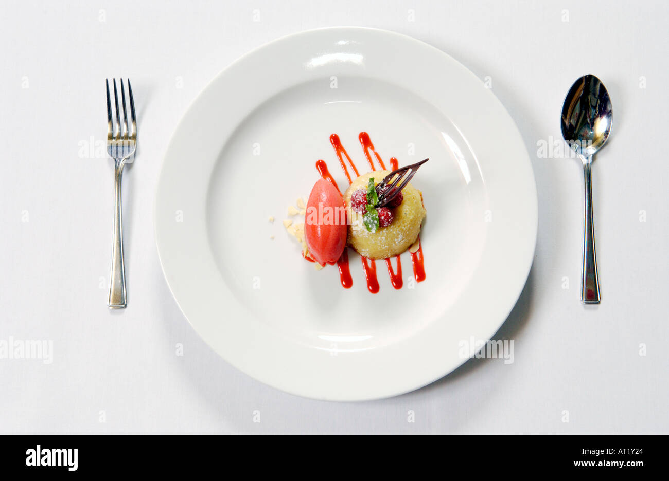 Weiße Schokolade und Mandel-Pudding mit Himbeer-Sorbet serviert im Hotel du Vin Bristol England UK Stockfoto