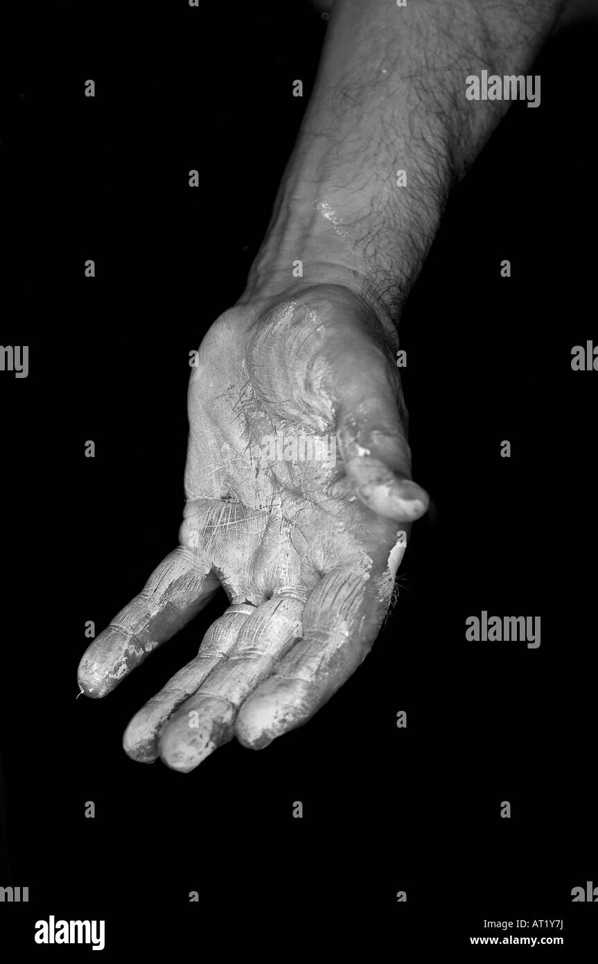 A Mans linke Hand bedeckt In Farbe Stockfoto