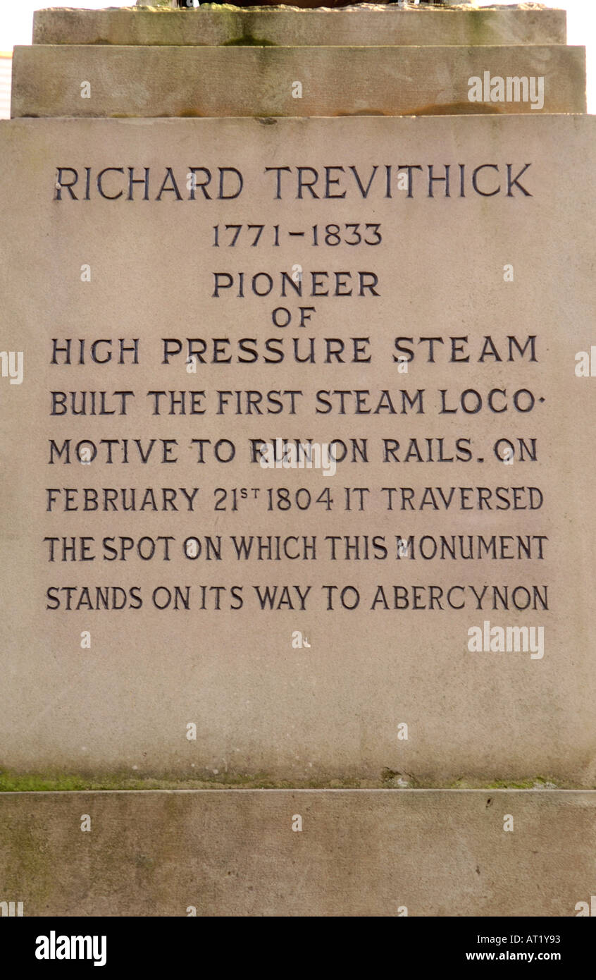 Sockel aus Festschrift Skulptur, Richard Trevithick 1771 bis 1833 Dampf Pionier in Merthyr Tydfil South Wales Valleys UK Stockfoto