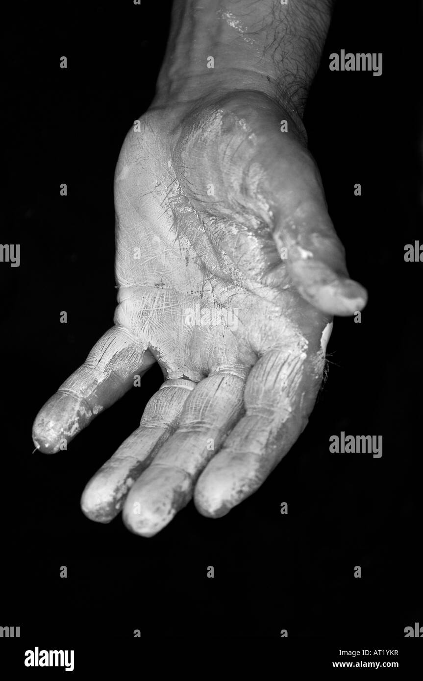 A Mans linke Hand bedeckt In Farbe Stockfoto