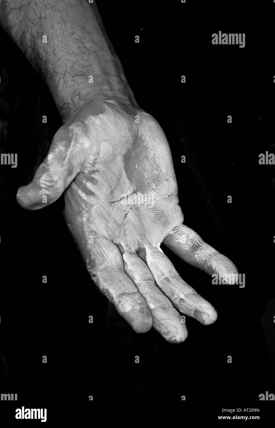 A Mans Rechte Hand bedeckt In Farbe Stockfoto