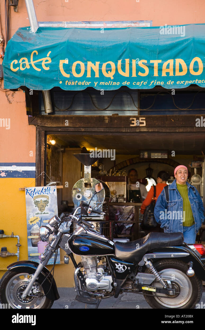 Mexiko Guanajuato Motorrad und junge Frau draußen Kaffee Café Markise mit speichern Namen Stockfoto