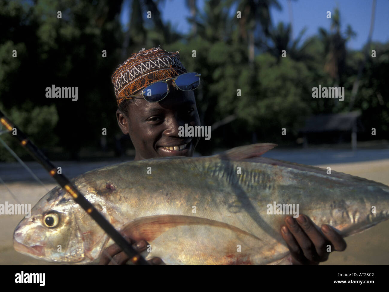 Fischer mit einem großen Wagenheber Mafia Island Stockfoto