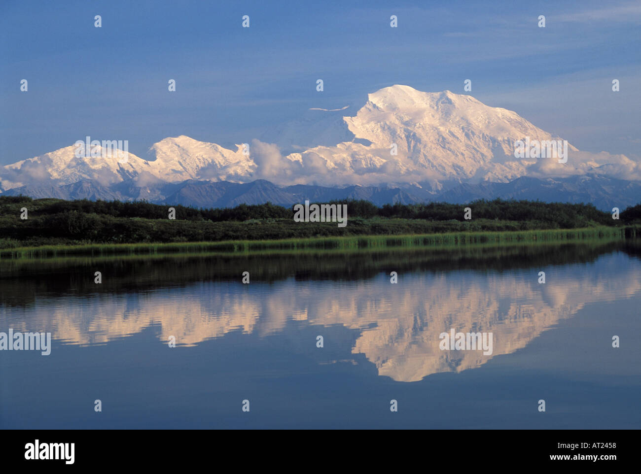 Mount McKinely 6194 m Reflexion in Lake Alaska Range Nationalpark Denali Alaska Stockfoto
