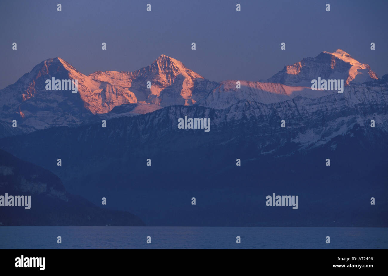 Berner Alpen mit Eiger verlassen Mönch Jungfrau Thunersee Sonnenuntergang Schweizer Alpen Schweiz Stockfoto