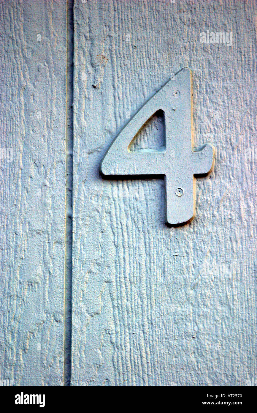 Nummer 4 auf einer Holzwand Stockfoto