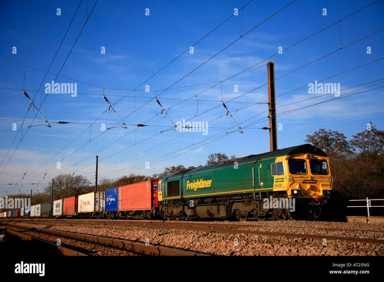 Freightliner 66591 Diesel-Bahn-Linie von Containern EFSZ Lolham Cambridgeshire England UK Stockfoto