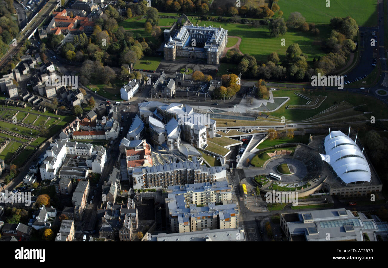 LUFTAUFNAHMEN DES SCHOTTISCHEN PARLAMENTS, DYNAMIC EARTH UND DER PALAST VON HOLYROOD IN EDINBURGH UND UMGEBUNG Stockfoto