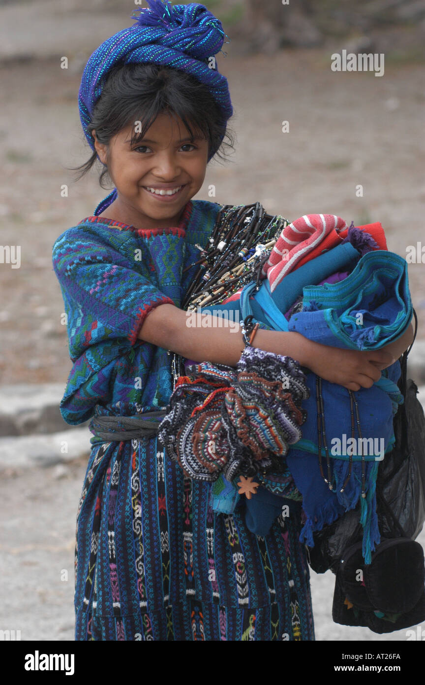 Mädchen mit Kunsthandwerk Atitlan See Region Guatemala Stockfoto
