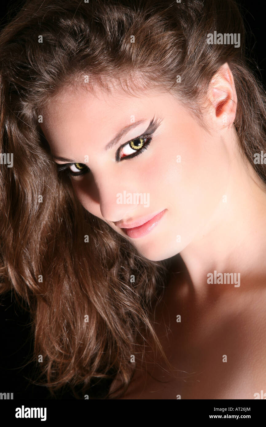 Schöne Frau mit etwas spitz zulaufenden Ohren und Augen wolverine Stockfoto