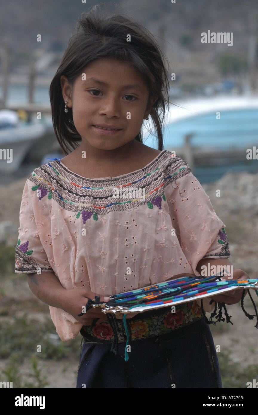 Mädchen, Verkauf von Kunsthandwerk Atitlan See Region Guatemala Stockfoto