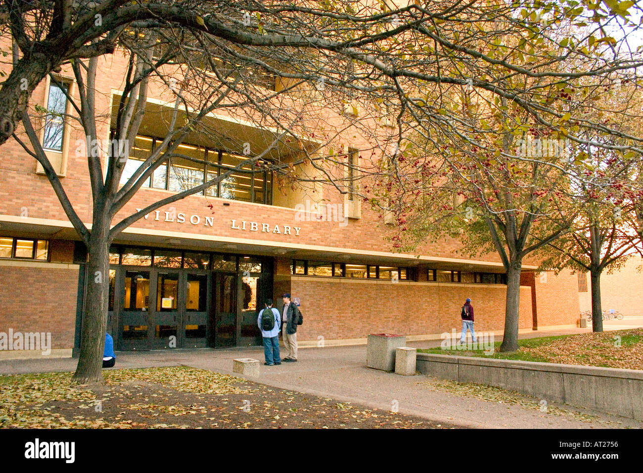 Wilson-Bibliothek auf Universität von Minnesota Campus West Bank mit Studenten durch die Haustür. Minneapolis Minnesota USA Stockfoto