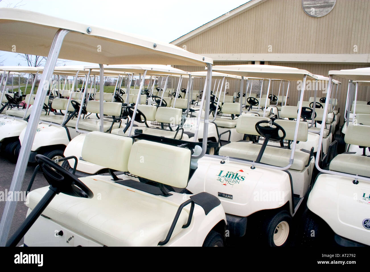 Ein Meer von Golf-Carts, die nur darauf warten, für ein bisschen Action auf dem Glockenspiel Golf Course. Plainfield Illinois IL USA Stockfoto