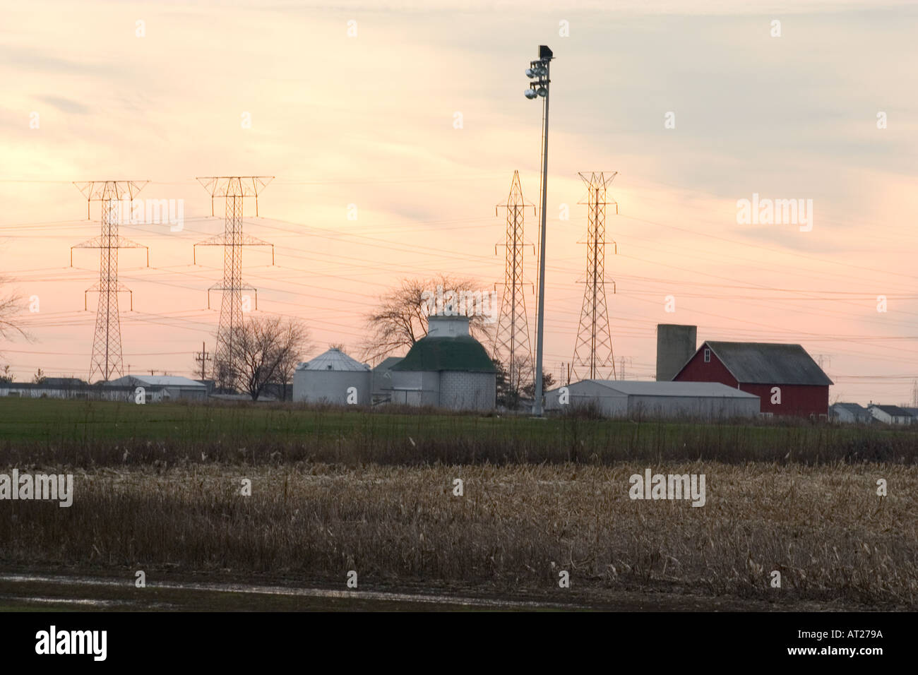 Kontrast von Hochspannungsleitungen durch Farm von Cambridge am Glockenspiel Erwachsene Gemeinschaft. Plainfield Illinois IL USA Stockfoto