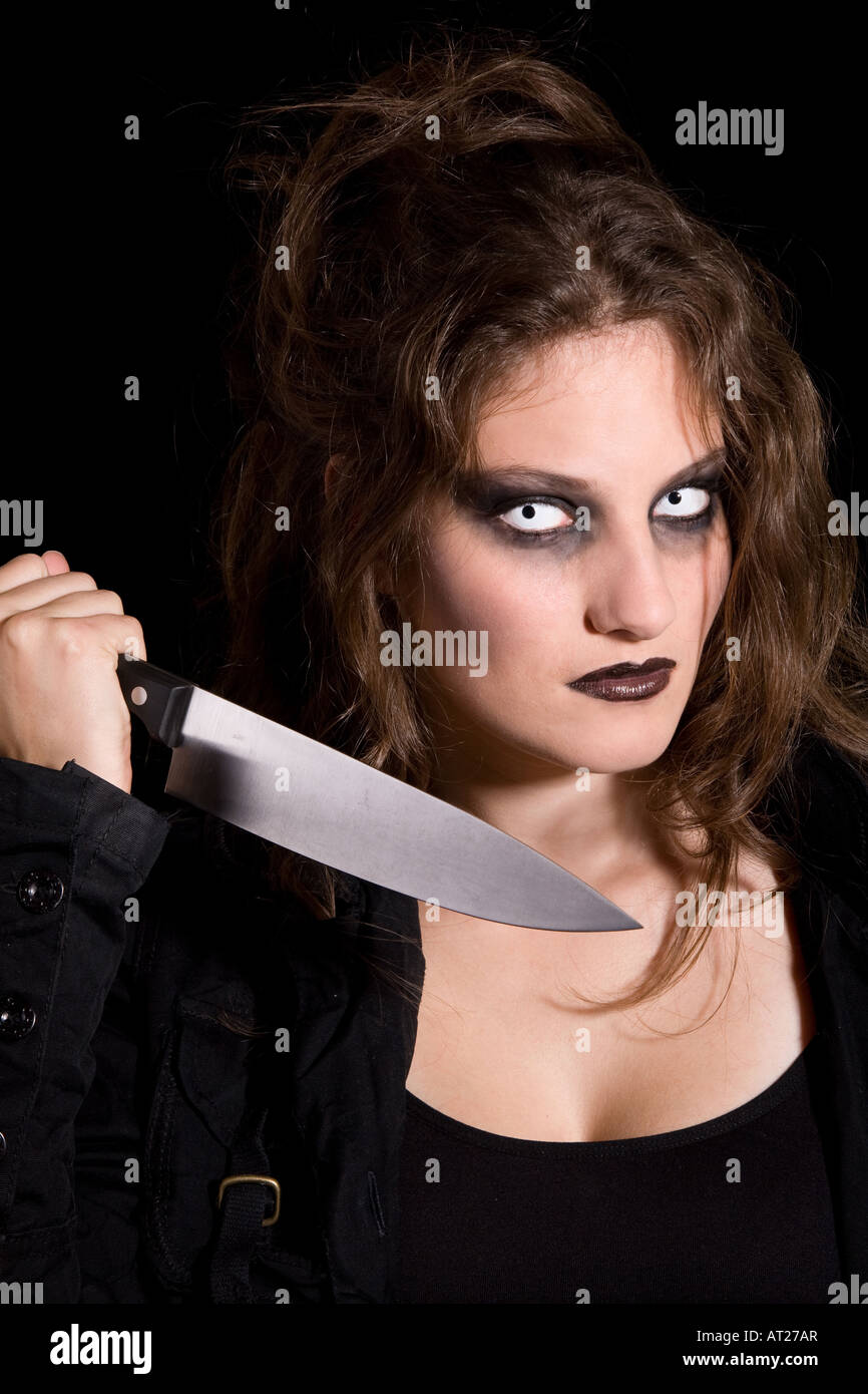 Frau mit einem Messer, als ob jemand mit beängstigend Augen stechen Stockfoto