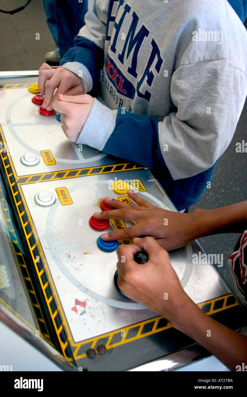 Händen der Spieler Alter 10 aufmerksam ein Videospiel spielen. St Paul Minnesota MN USA Stockfoto