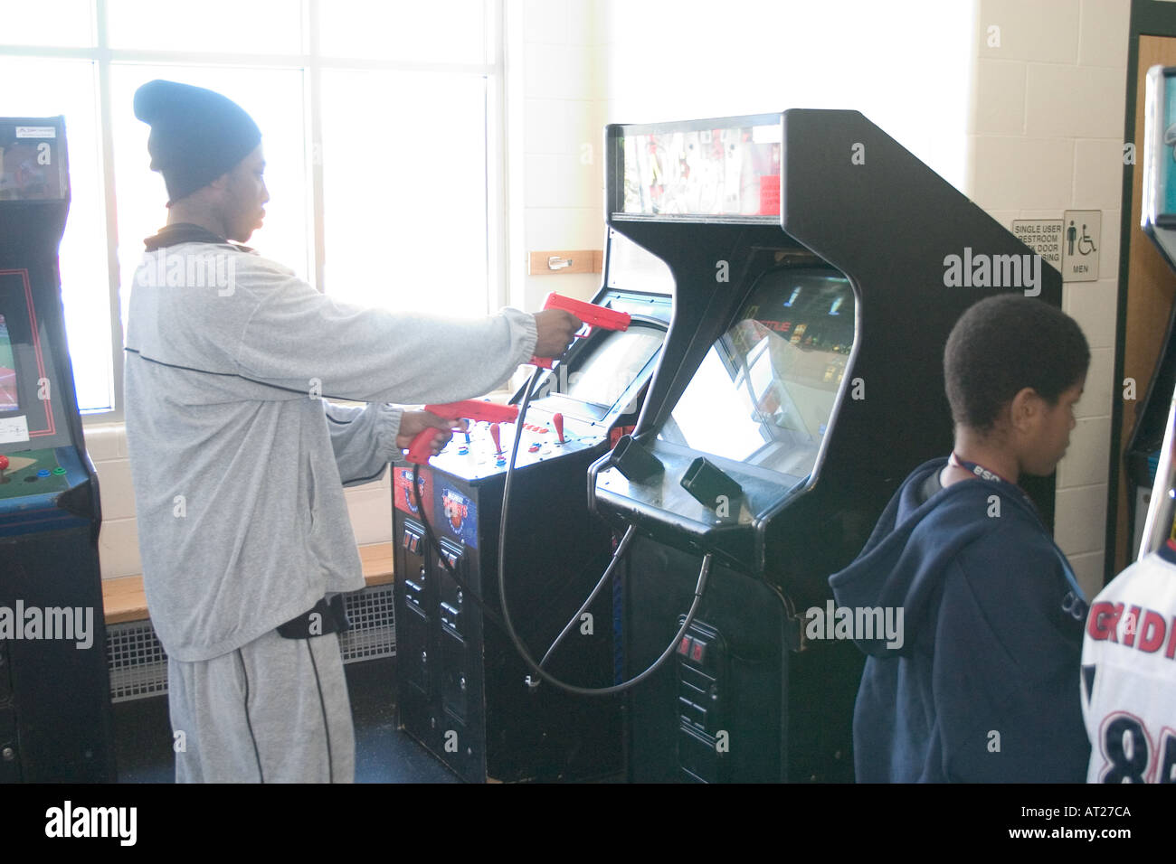Teenager-Alter 17 amüsiert sich bei einer Schießbude Arcade-Videospiel. St Paul Minnesota MN USA Stockfoto