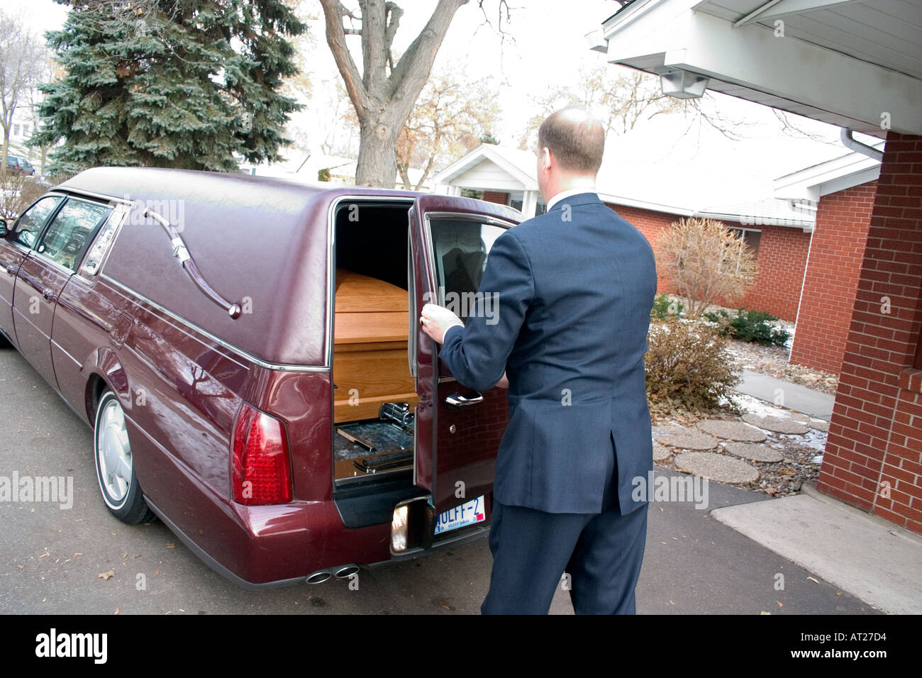 Bestattungsunternehmer Hintertür der Leichenwagen auf Sarg zu schließen. St Paul Minnesota MN USA Stockfoto