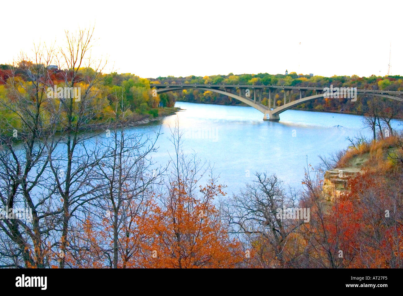 Blick vom Summit Avenue des Mississippi Flusses, wie es unter der Lake Street Bridge fließt. Minneapolis Minnesota MN USA Stockfoto