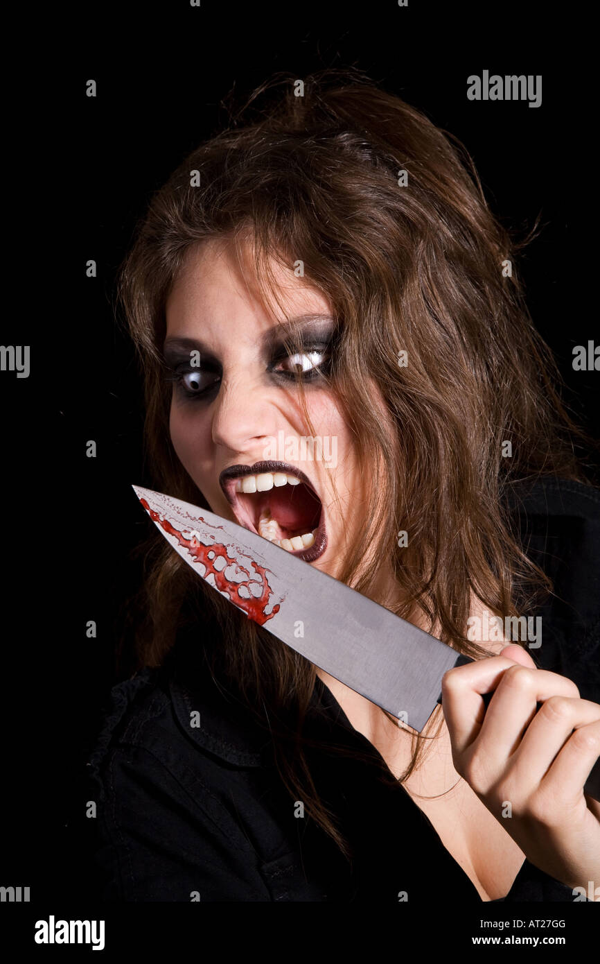 Sehr beängstigend Frau zu lecken das Blut von ihr Messer Stockfoto