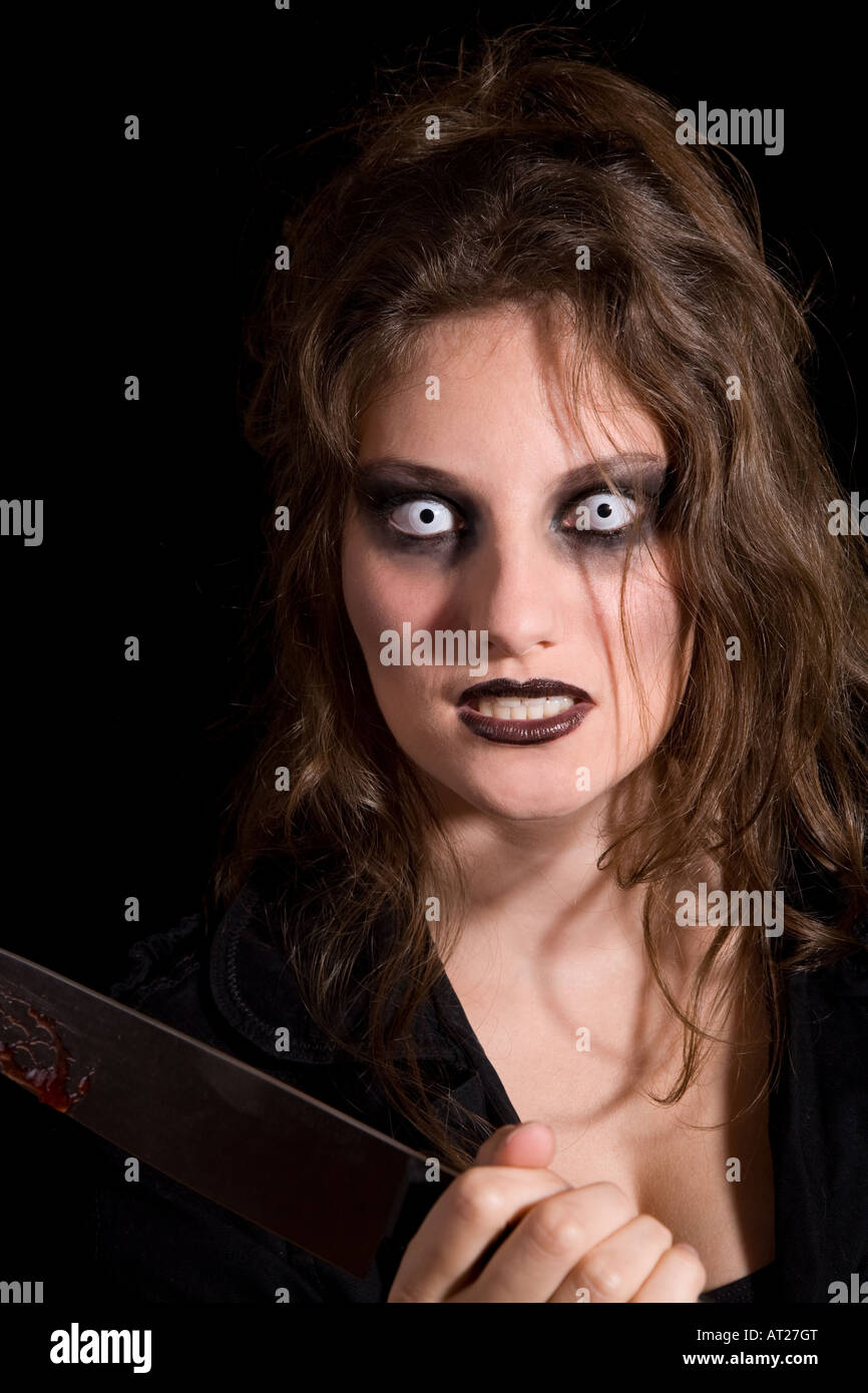 Frau hält ein Messer und auf der Suche nach total verrückt Stockfoto