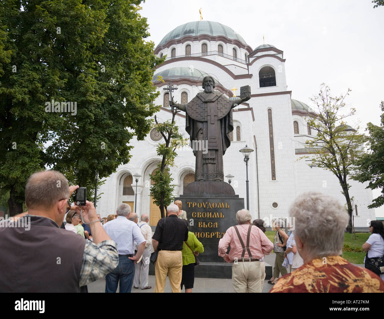 Touristen stehen vor dem Heiligen Sava-Denkmal vor der Kathedrale des Heiligen Sava in Belgrad Stockfoto