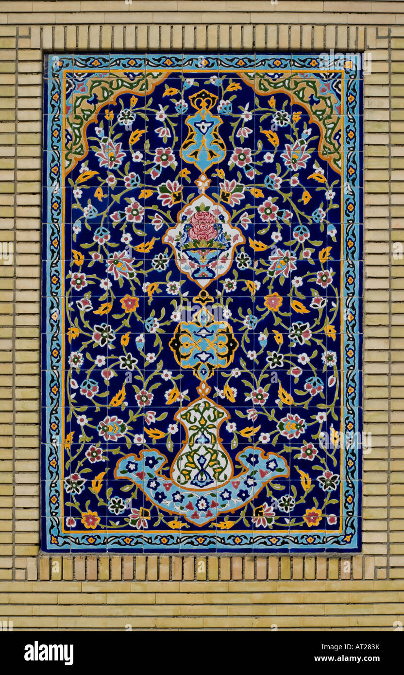 Volle Platte einer persischen Fliese Installation an Außenwand der iranische Moschee in Jumeirah Beach Dubai Stockfoto