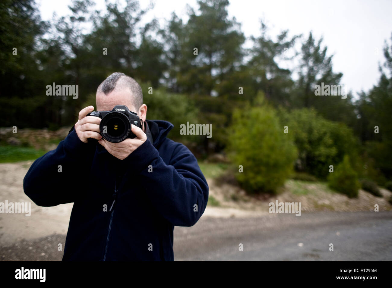 ein Kerl ist das Fotografieren mit einer digitalen Canon SLR-Kamera Stockfoto