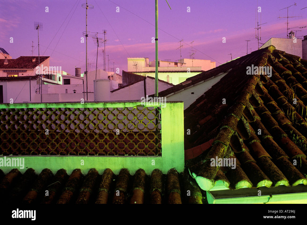 Hinterhöfe und Häuser am Abend Stadt Estepona Costa Del Sol Region Andalusien Spanien Stockfoto