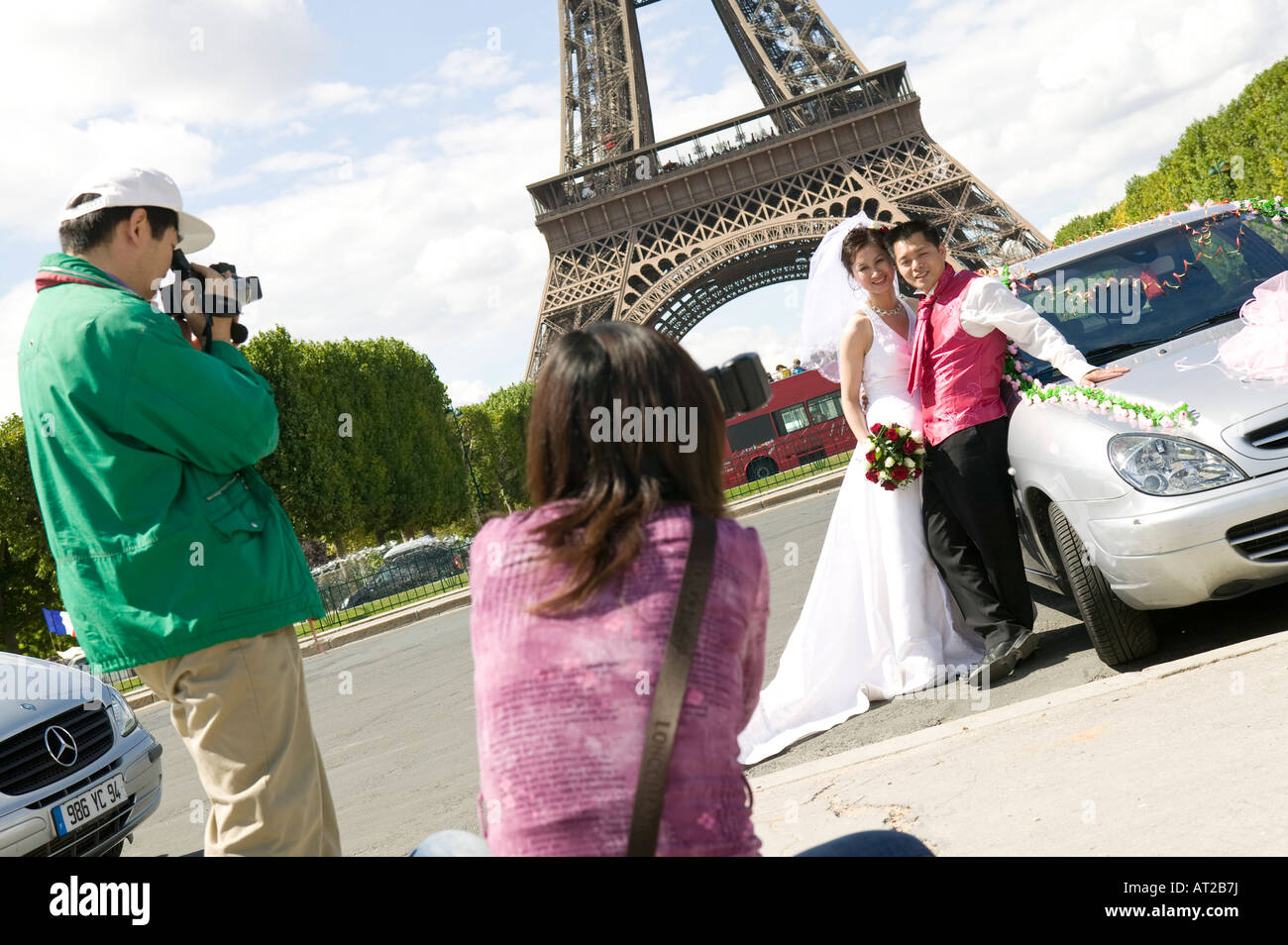 Chinesische Hochzeitsbilder vor Eiffelturm in Paris Frankreich Juli 2007 Stockfoto