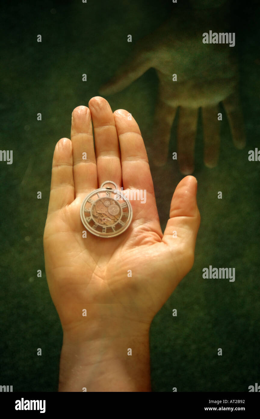 Zeit-Management Hand Holding Antike Uhr Stockfoto