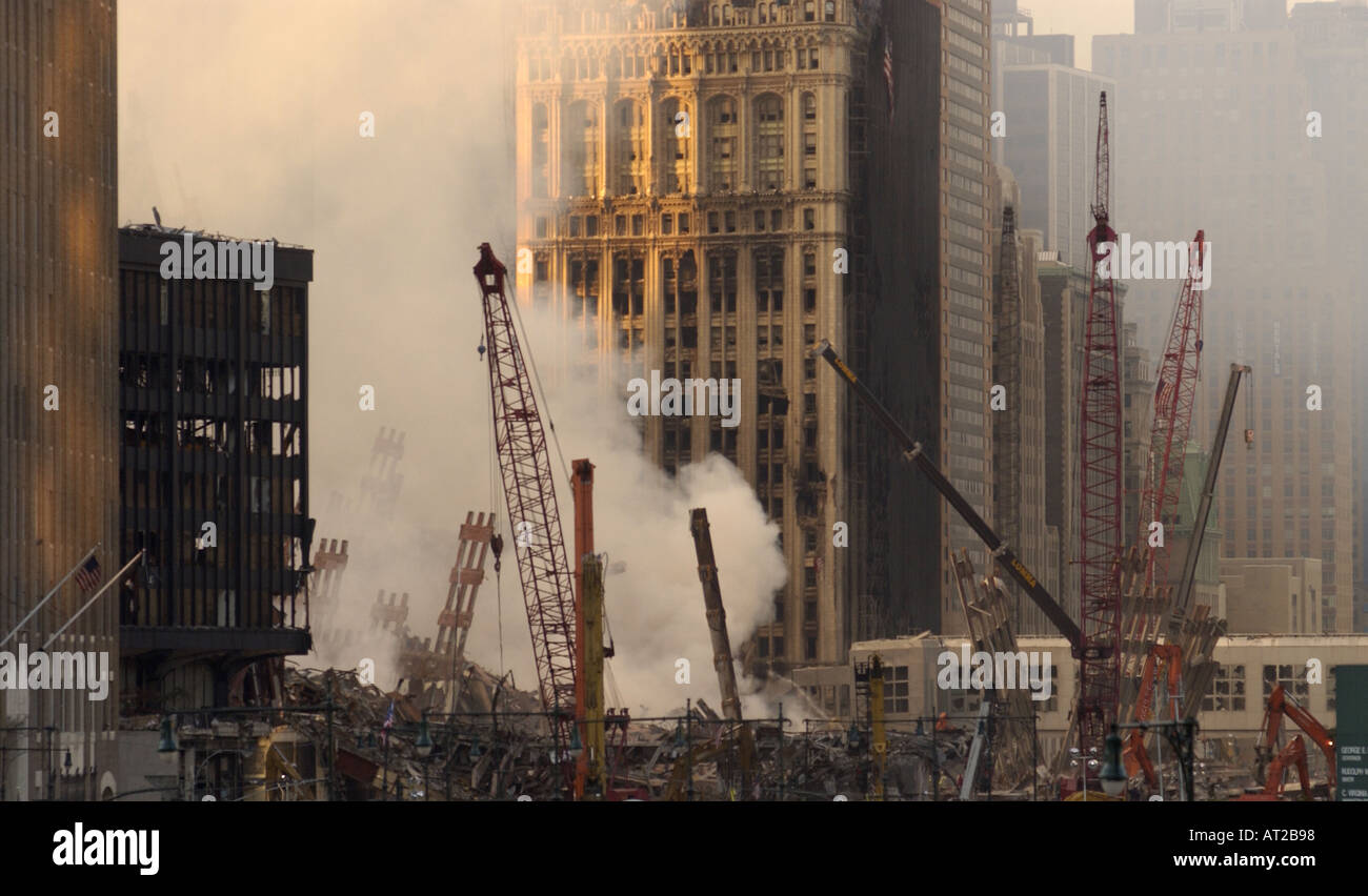 Rauch steigt am frühen Morgen auf den Trümmern des World Trade Center zwei Tage nach 9 11 Terroranschlägen Stockfoto