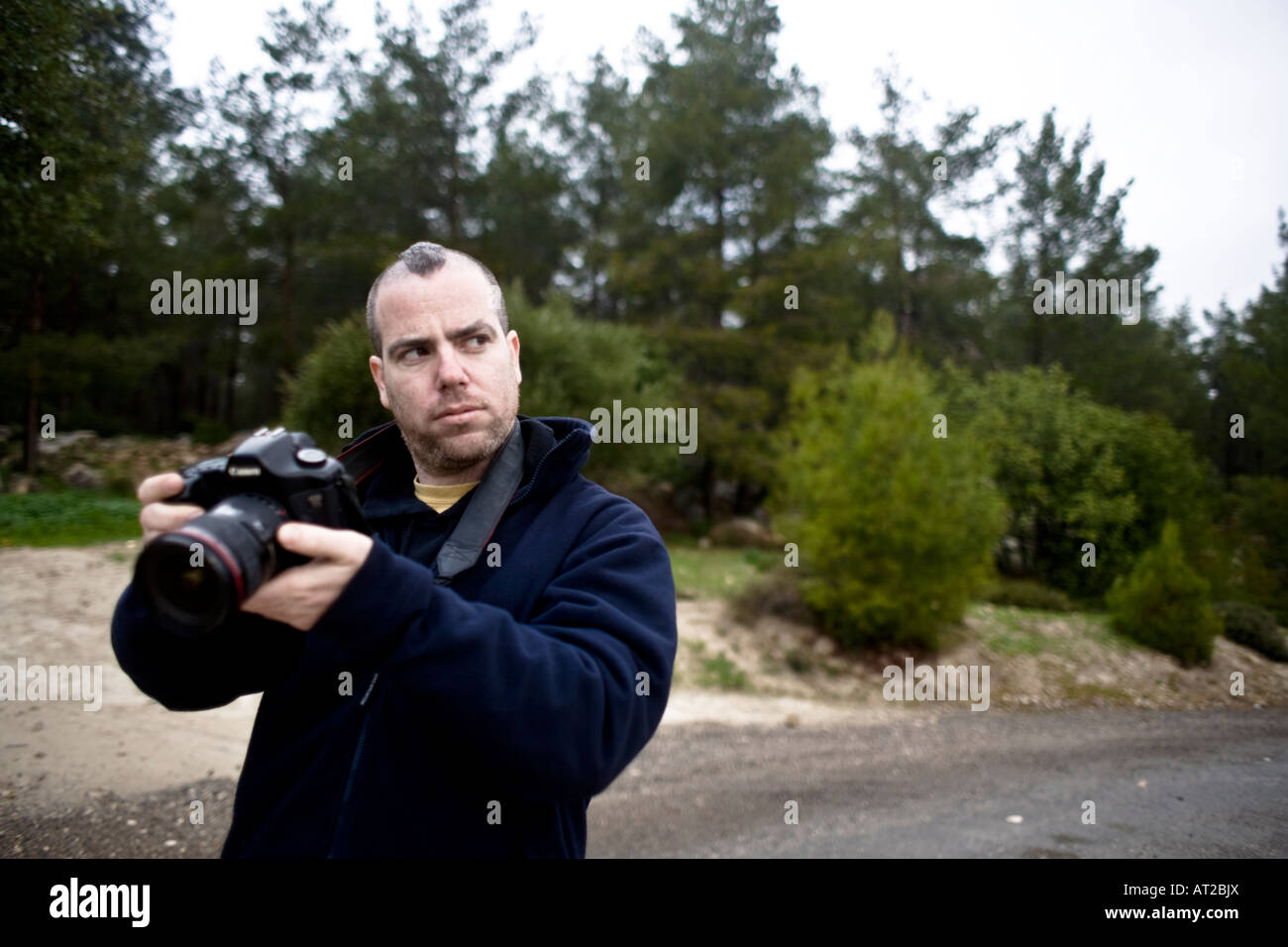 ein Kerl ist das Fotografieren mit einer digitalen Canon SLR-Kamera Stockfoto