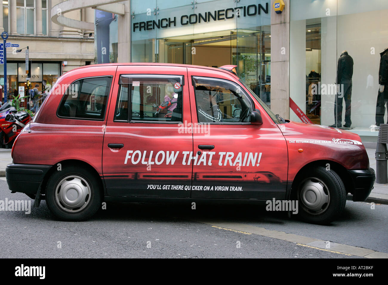 Englisch cab City Taxi Auto traditionellen städtischen Job Beruf Beruf Freunde Großbritannien GB UK britische England Recht Regen Stockfoto