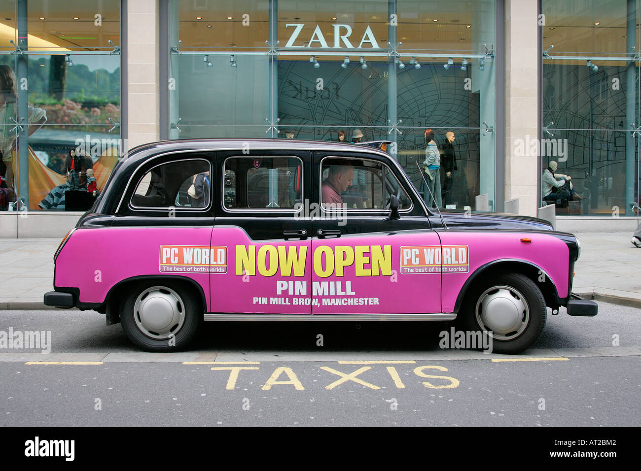 Englisch cab City Taxi Auto traditionellen städtischen Job Beruf Beruf Freunde Großbritannien GB UK britische England Recht Regen Stockfoto