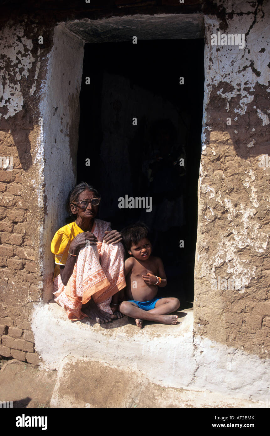 Alte Dame und Kind gefundenes Fressen für Lebensmittel Ghughri Madhya Pradesh, Indien Stockfoto