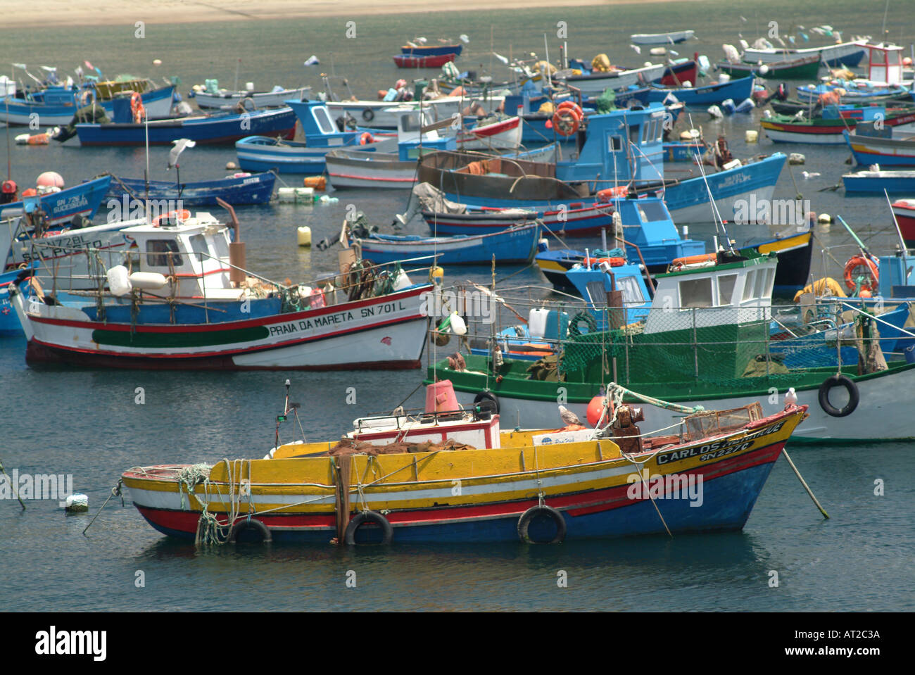 Helle und bunte Fischerboote in Sines von Pier Portugal Stockfoto