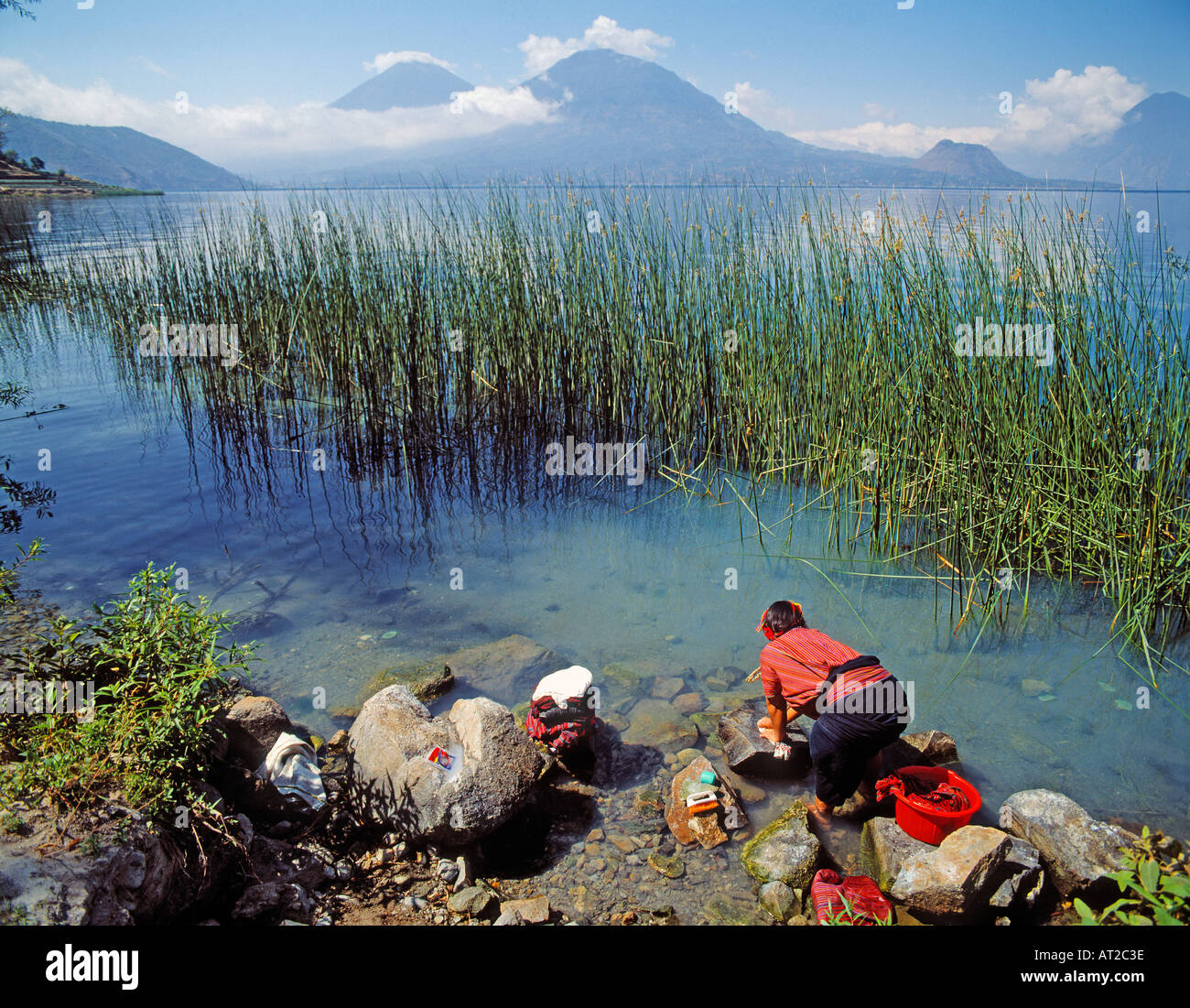 Lake Atitlan Solola Abteilung Guatemala Maya Indianerin Wäsche waschen im See Stockfoto