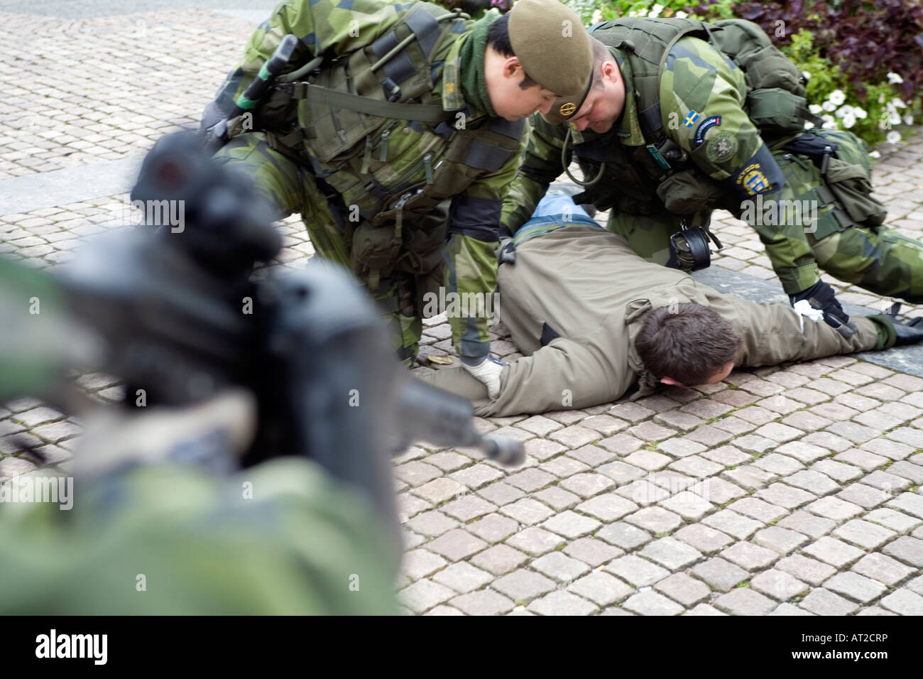 Zivile fixiert auf den Boden von zwei Soldaten vom schwedischen Heimwehr üben Verteidigung Krieg gegen den Terrorismus Stockfoto