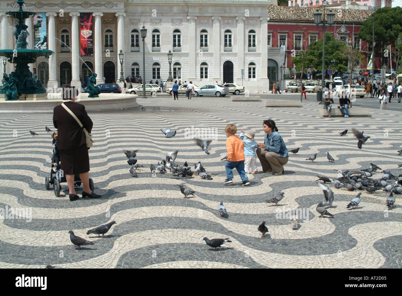 Junge Tauben in Lissabon Rossio-Platz jagen Stockfoto