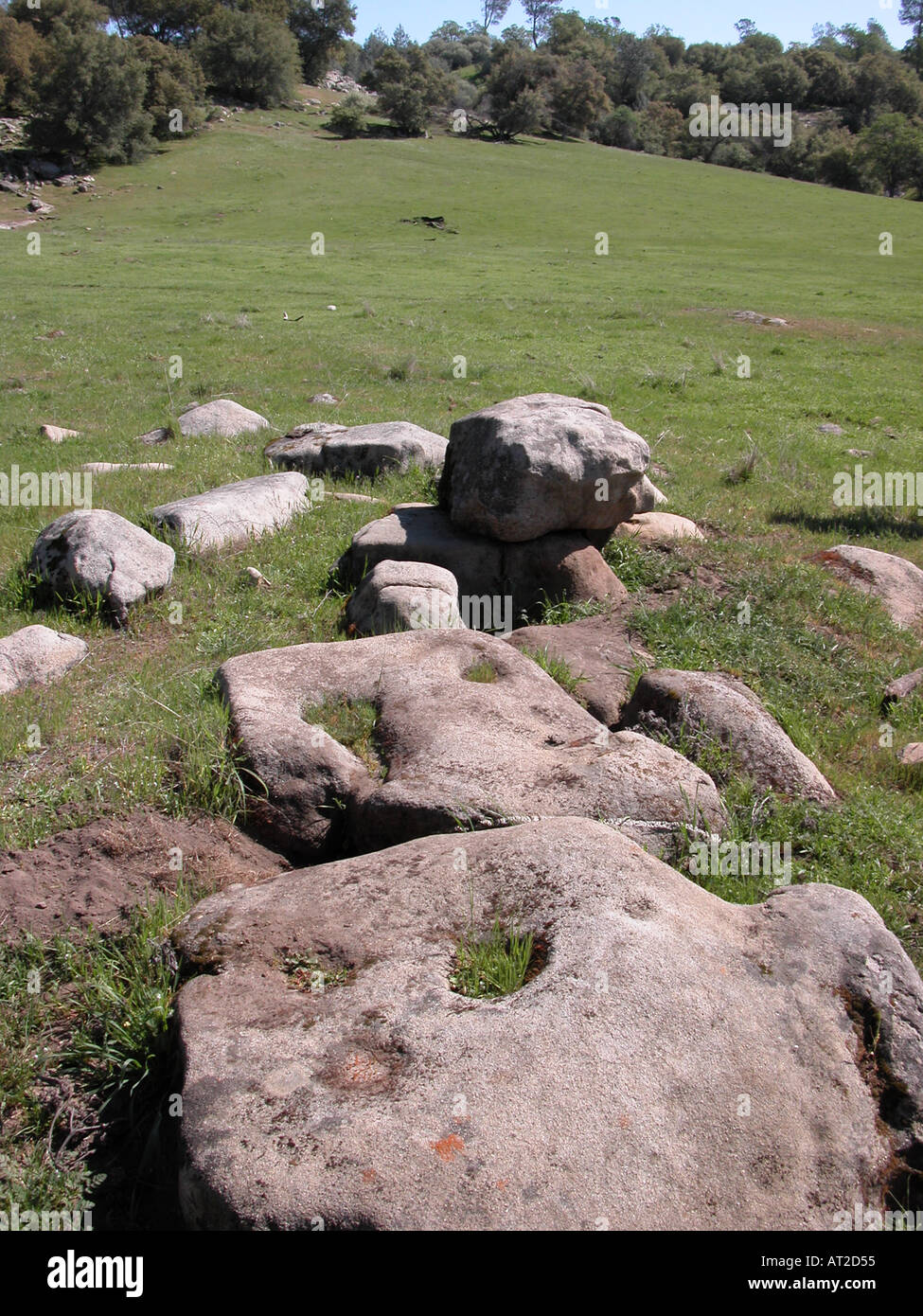 Indianer in Kalifornien Yokuts Stamm Zentralkalifornien würde Hutmuttern zu Mehl auf Granitplatten Pfund. Stockfoto