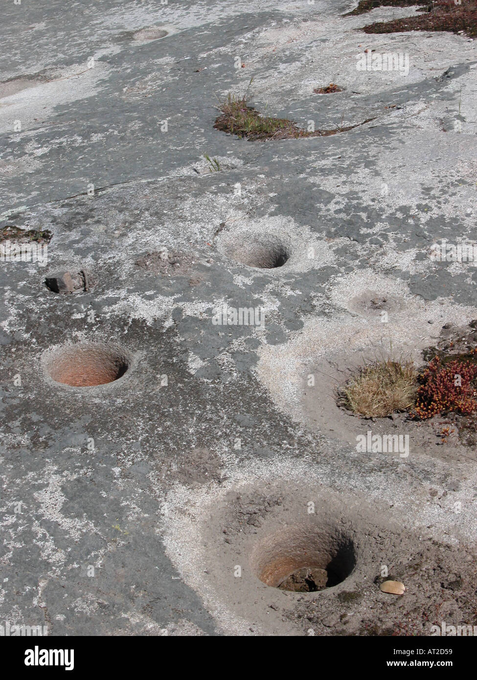 Indianer in Kalifornien Yokuts Stamm Zentralkalifornien würde Hutmuttern zu Mehl auf Granitplatten Pfund. Stockfoto