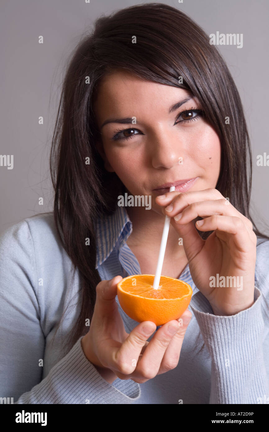 Gesunde Lebensweise: junge Frau trinkt Orangensaft Stockfoto