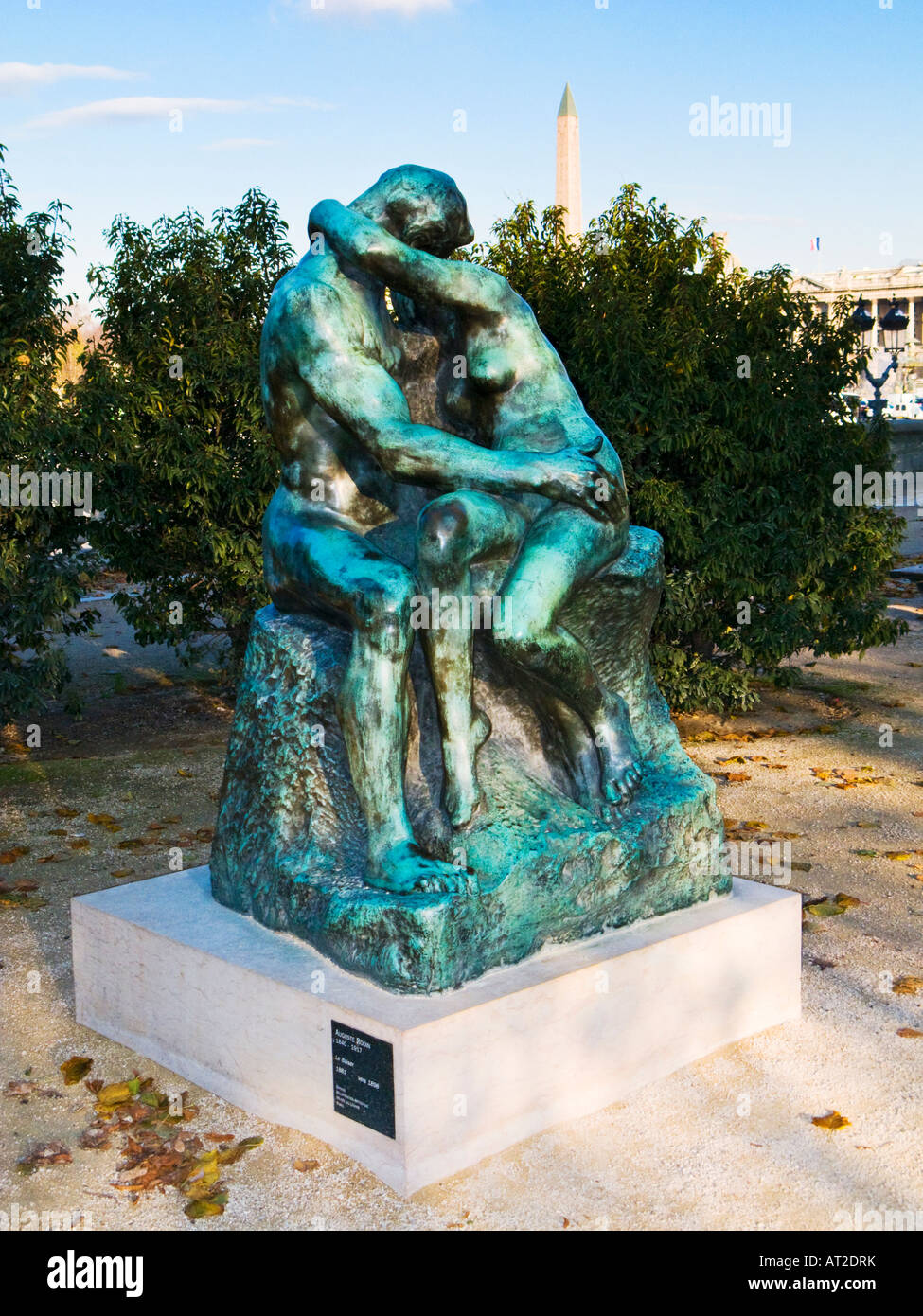 Rodins Le Baiser, der Kuss Bronze Skulptur neben dem Place De La Concorde Paris Frankreich Europa Stockfoto