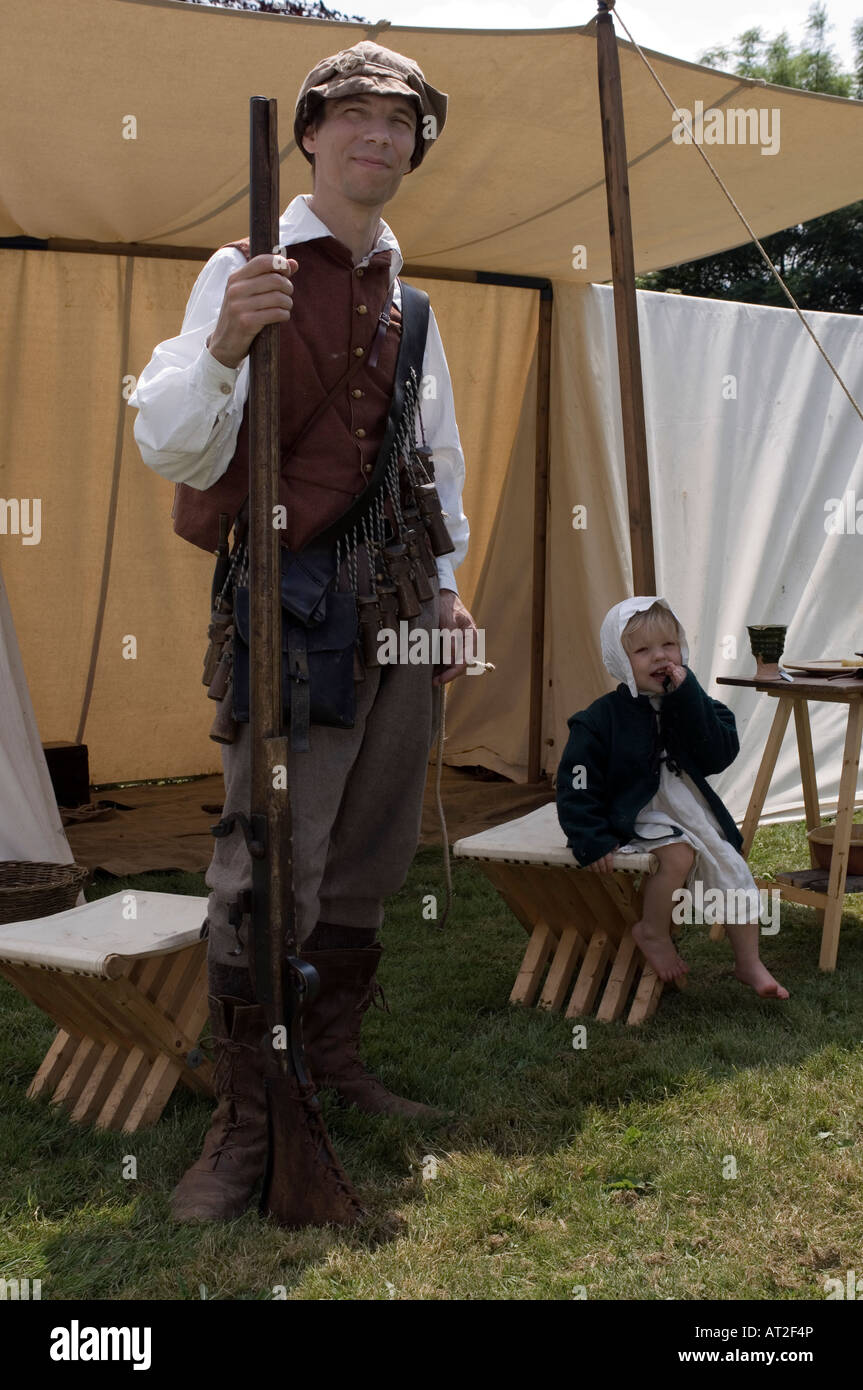 Englischer Bürgerkrieg Soldat und Tochter in einem Feld Zelt spielte während sealed Knot reenactment Stockfoto