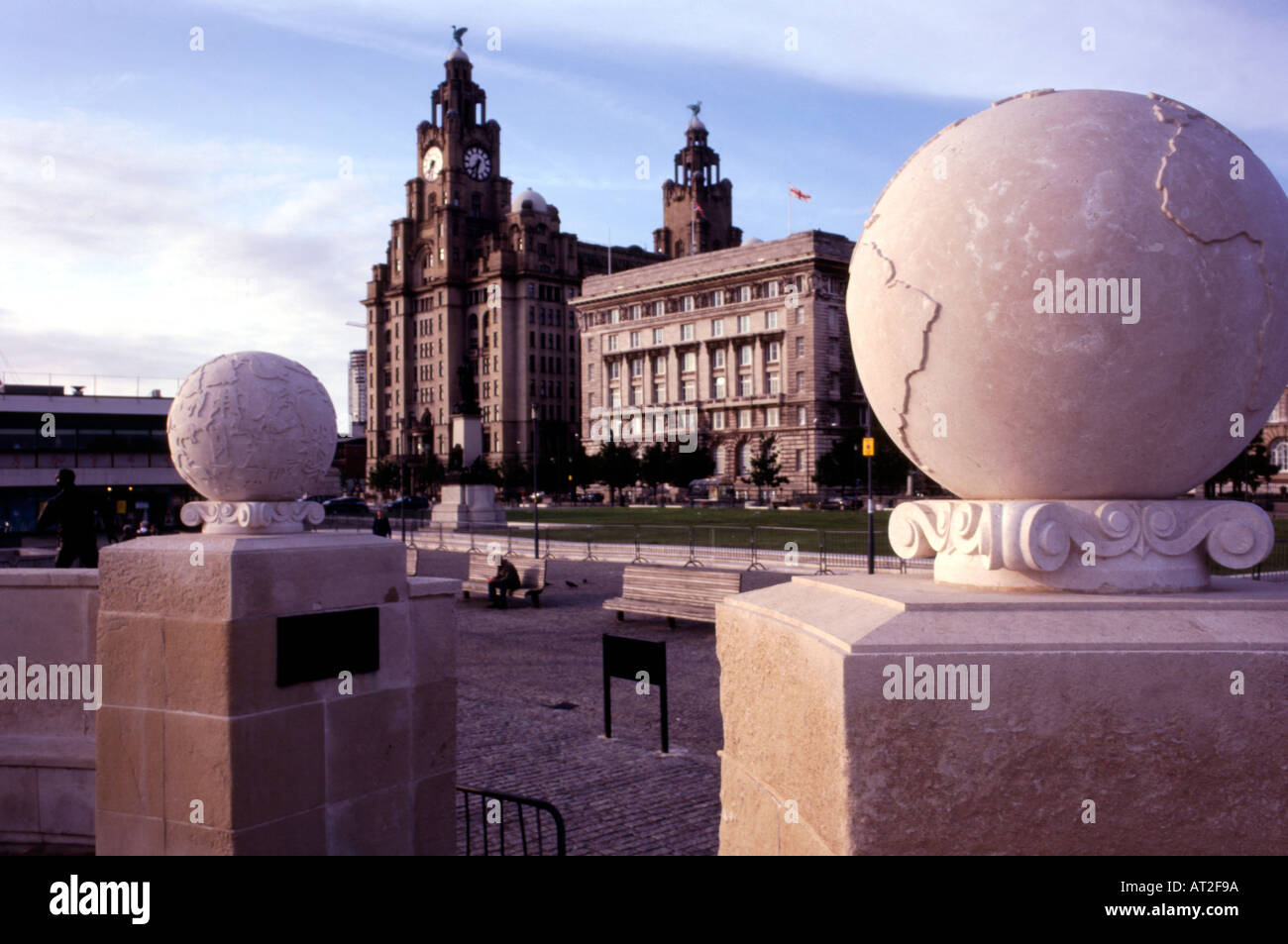 Blick auf die Leber-Gebäude und Segler Denkmal, Liverpool, England, UK Stockfoto