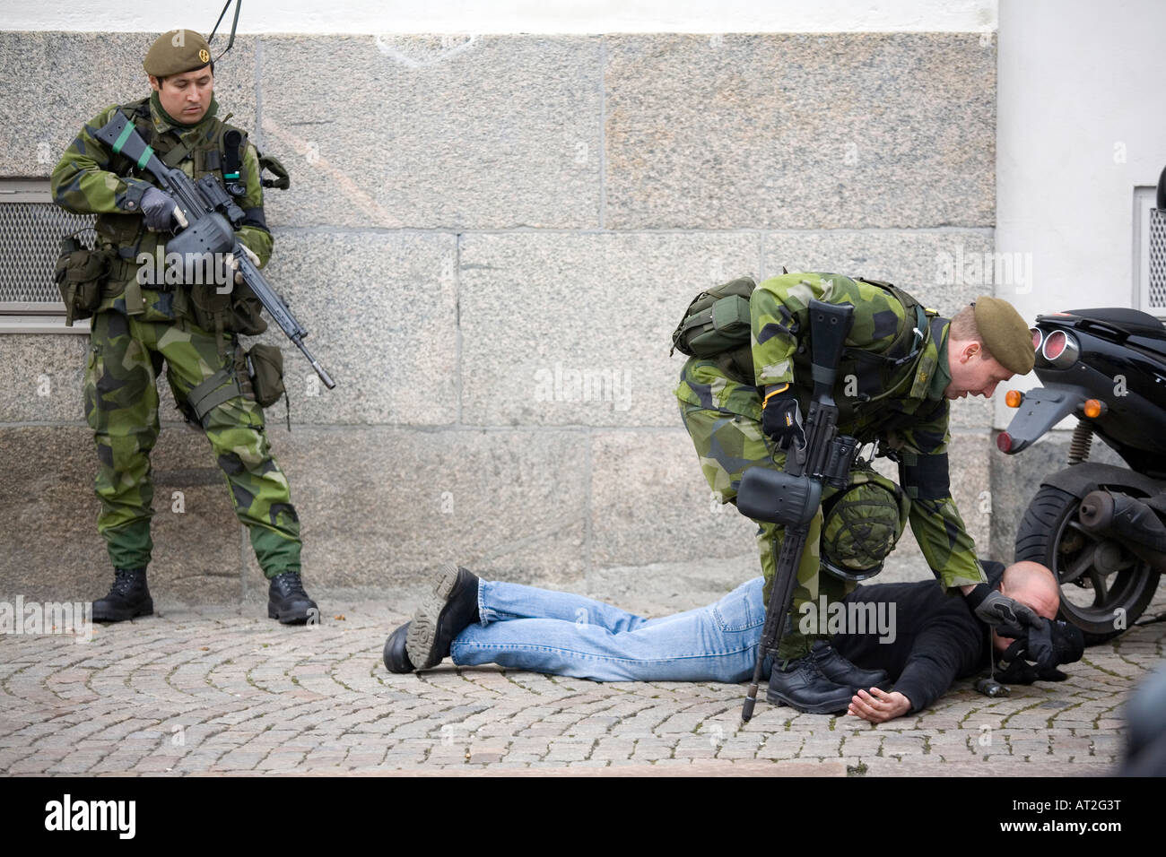Zivile angeheftet auf Boden von Soldaten aus schwedischen Heimwehr üben Verteidigung Krieg gegen den Terrorismus Stockfoto