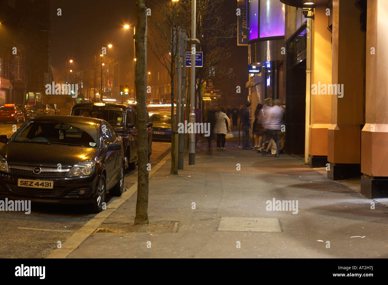 Menschen Nightclubbers Schlange auf Stadtstraße in Pubs und Clubs auf Bradbury bekommen legen Sie belfast Stockfoto
